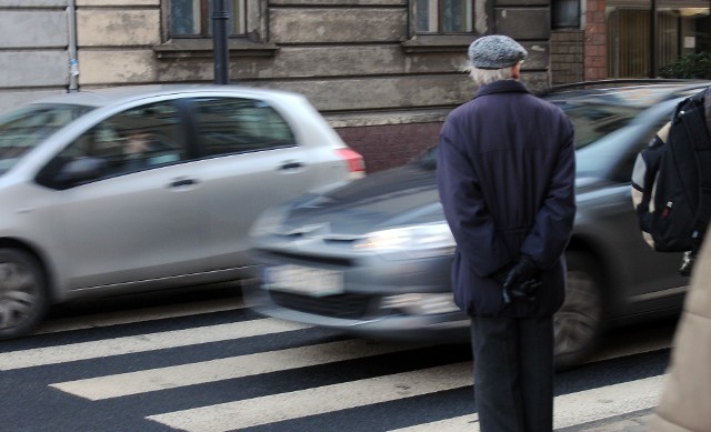 Kierowca próbował wyminąć auto, które zatrzymało się przed przejściem dla pieszych. Tak doszło do wypadku