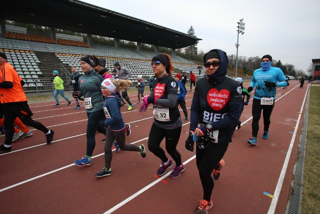 W niedzielę o godz. 12.00 na biegaczy w Słupsku i regionie czekała kolejna impreza lekkoatletyczna. Już po raz szósty odbył się Słupski Bieg Orkiestrowy “Biegam z Sercem”. Uczestnicy mieli do przebiegnięcia 5 km.