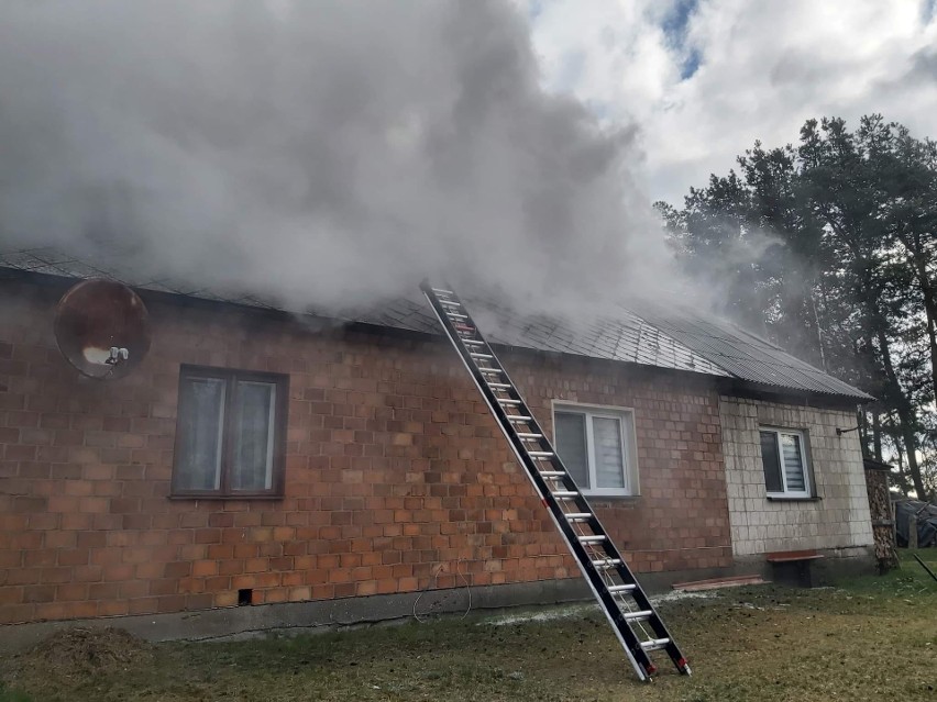 Pożar domu w Cyku, gm. Czarnia. 19.04.2022 spłonęło poddasze. Można pomóc pogorzelcom