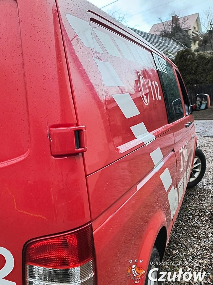 Strażacy z OSP Czułów zostali wezwani do pompowania wody z...
