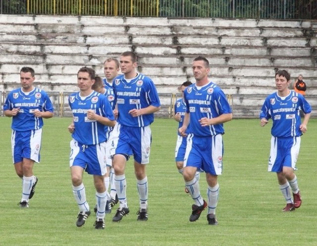 Teraz pierwszym trenerem Błękitnych będzie Łukasz Woźniak (pierwszy z lewej), który zastąpi Roberta Gajdę (drugi z lewej) przynajmniej do końca rundy jesiennej.