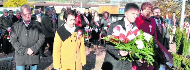 Przedstawiciele władz Sędziszowa składają wiązanki kwiatów przed pomnikiem Ofiar Poległych w II Wojnie Światowej. Z wiązanką Wacław Szarek, burmistrz Sędziszowa.