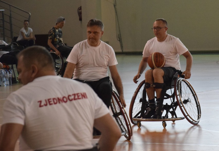 Samorządowcy i politycy grali w koszykówkę na...wózkach