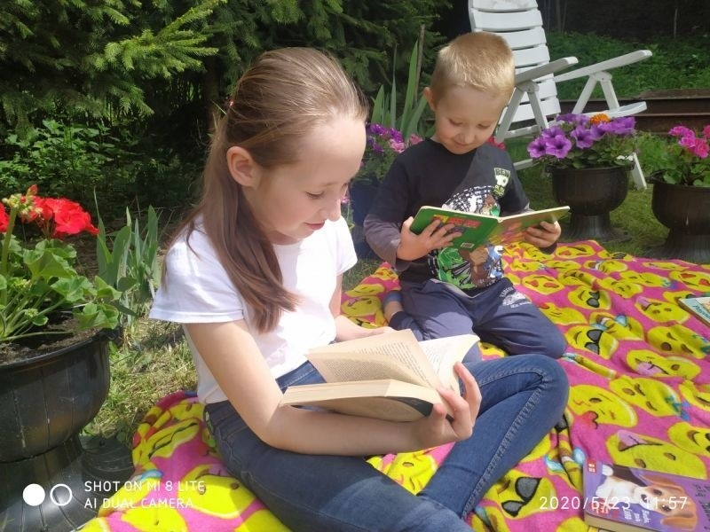 Rodzinne czytanie książek "Na polanie" przez uczniów z Obrazowa. Zobacz jak można czytać w terenie [ZDJĘCIA]