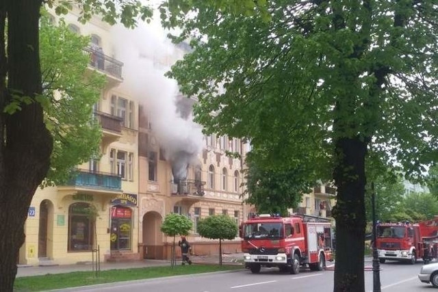 W wyniku pożaru spaliło się  mieszkanie mężczyzny, podczas akcji gaśniczej ewakuowano osiem osób