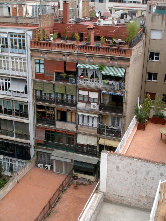 Bloki mieszkalne w HiszpaniiZ danych Eurostatu wynika, że w najgorszej kondycji jest rynek nieruchomości mieszkaniowych w Hiszpanii i Portugalii.