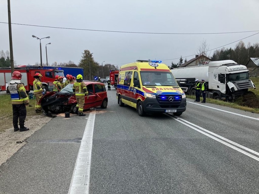 Wypadek ciężarówki i osobówki na drodze krajowej numer 74 w Baraku. Dwie osoby ranne, droga zablokowana