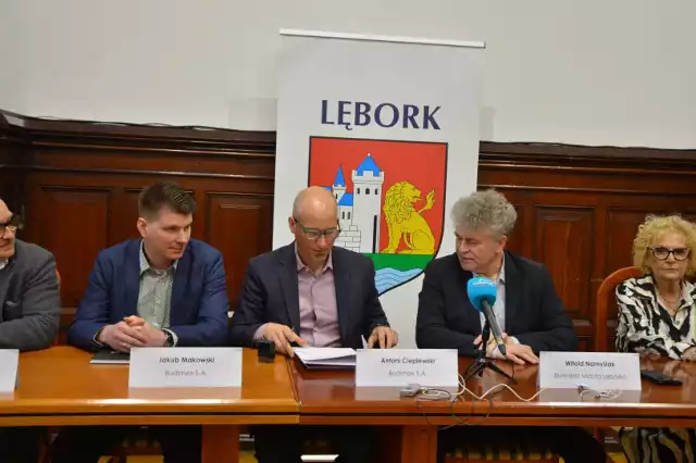 W Sali Rajców w Urzędzie Miejskim w Lęborku została podpisana umowa z firmą Budimex SA jako generalnym wykonawcą bezpośredniego połączenia drogowego pomiędzy węzłem drogowym S 6 Lębork - Wschód a ulicą Gdańską w Lęborku.
