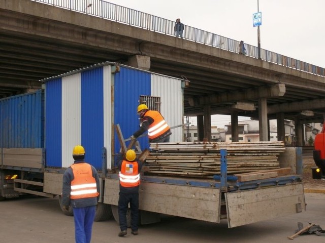 Pracownicy Mota-Engil rozpoczęli w poniedziałek tworzenie placu budowy do modernizacji wiaduktu.