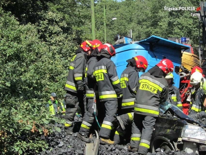 Wypadek w Tychach: Ciężarówka z węglem zmiażdżyła samochód...