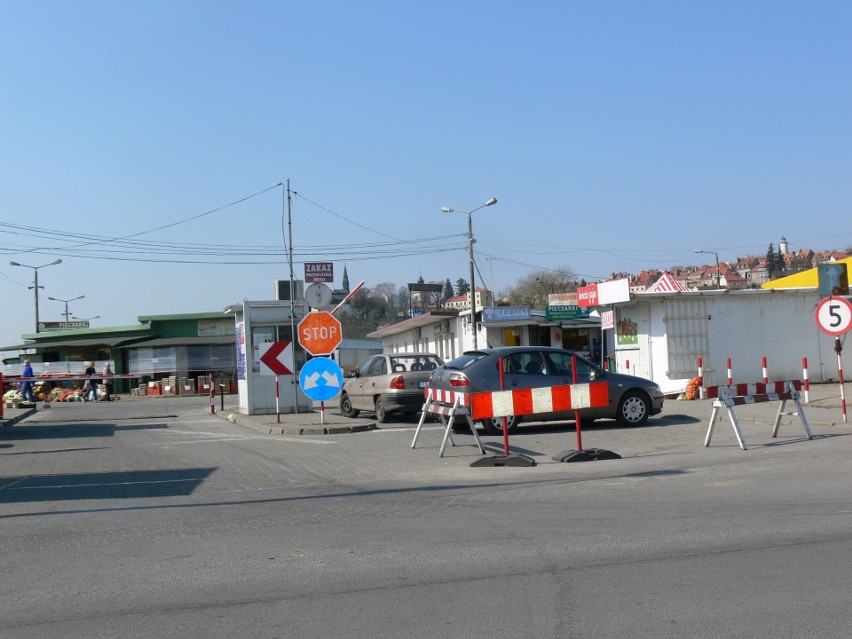 Nowe obostrzenia na giełdzie rolnej w Sandomierzu. Będą wytyczone tylko trzy wejścia na plac! 