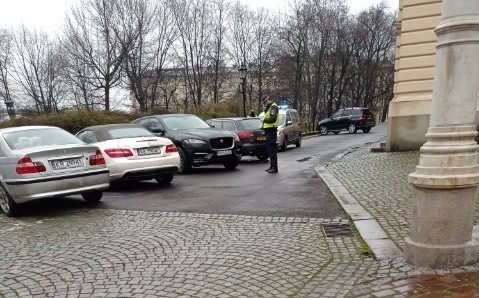 Kraków. Spór o parking na placu św. Ducha. Strażnicy miejscy zostawiają kartki za szybami aut [ZDJĘCIA]