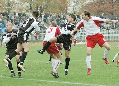 Podbramkowych spięć w sobotnich derbach w Gorzowie nie brakowało. Oto gorący moment pod bramką GKP (zawodnicy w czarno-białych strojach). Od lewej: Adam Więckowski, Damian Szałas, Robert Kozioła (z nr 3), Krzysztof Kuźmińczuk, Bartosz Cal i Rafał Jakubczak.