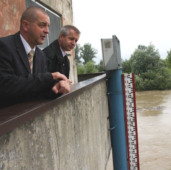 Stan rzeki w Wisłoce w samym Mielcu stale monitoruje Gminny Zespół Zarządzania Kryzysowego (pierwszy od lewej Zenon Tokarski) i Straż Miejska (na zdjęciu jej komendant, Arkadiusz Misiak).
