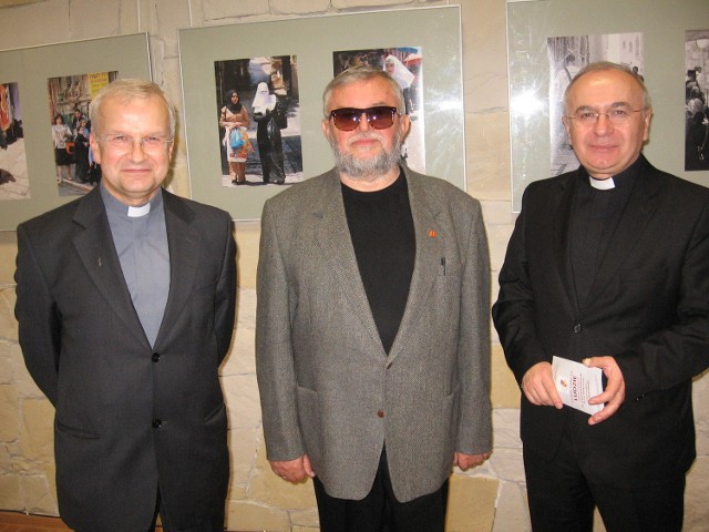Autorzy wystawy: Jerzy Kutkowski i ksiądz Leonard Sadowski, z prawej stoi  rzecznik Episkopatu, ksiądz Józef Kloch.