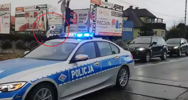 Screen z Twittera Gdańskiej Loży Szyderców pokazujący przejazd kolumny z prezydentem