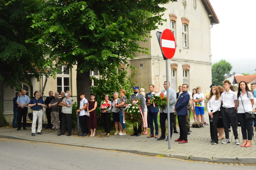 Myślenice. Mija 81 lat od "czarnej niedzieli". Pod tablicą pamiątkową złożono kwiaty i zapalono znicze [ZDJĘCIA]