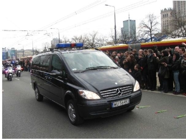 Kondukt zalobny. Trumna z cialem prezydenta Lecha...