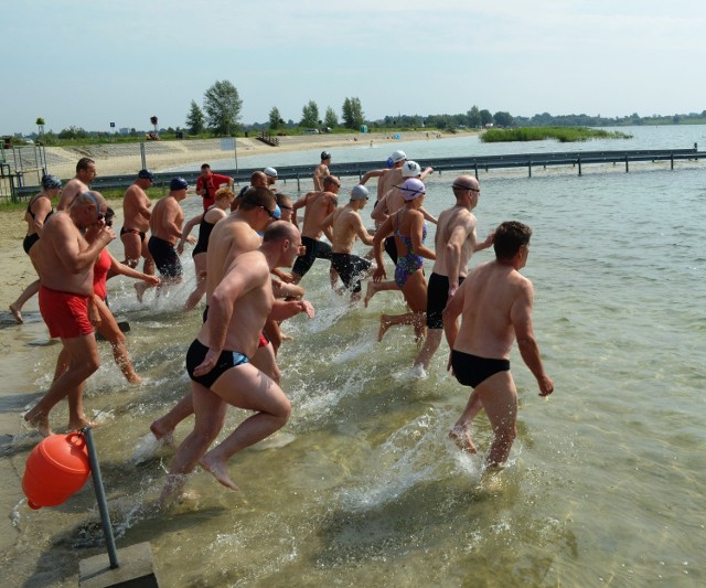 Start do drugiego pływackiego maratonu w Jeziorze Tarnobrzeskim.