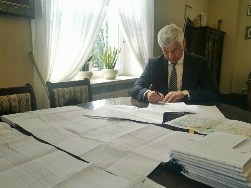 Wojewoda podlaski podpisał pozwolenie na budowę kolejnego odcinka trasy Rail-Baltica (zdjęcia)