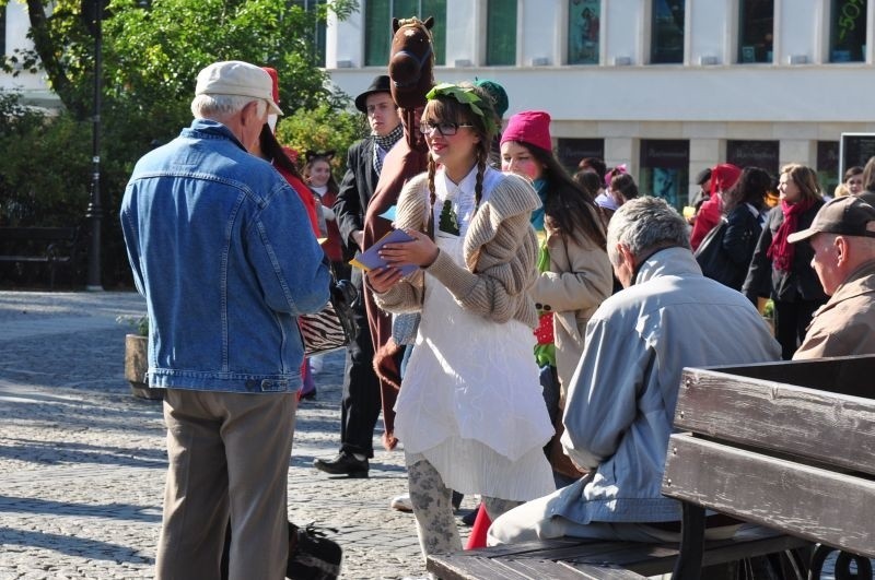 Przechodnie ze zdziwieniem i rozbawieniem reagowali na akcję...