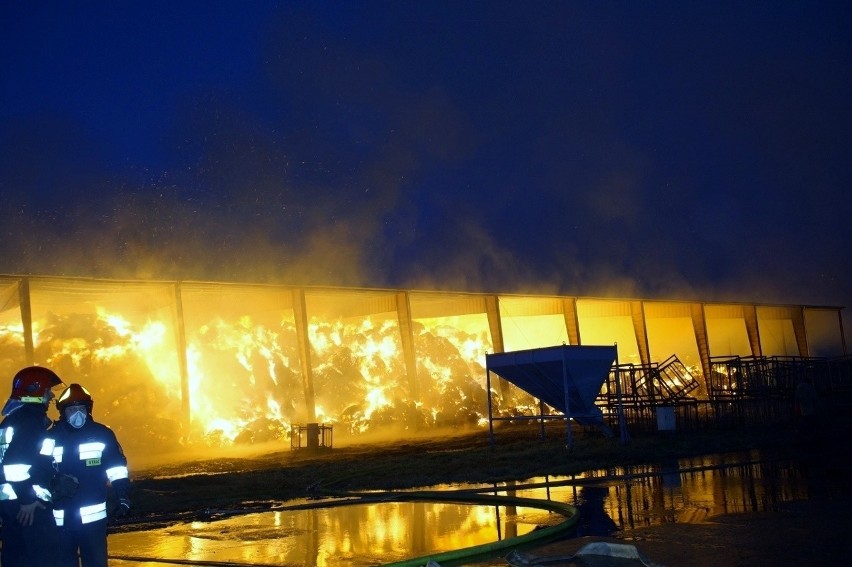 Spłonęło 2,5 tys. ton słomy. Gmina Główczyce prosi o pomoc dla firmy