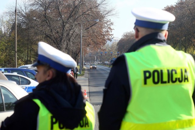 Prawo jazdy będziemy mogli zostawić w domu. To już pewne! Spore ułatwienia dla kierowców to tylko kwestia czasu. Ministerstwo Infrastruktury przygotowało szereg ułatwień dla kierowców. Co się jeszcze zmieni. Czytajcie na kolejnych stronach --->