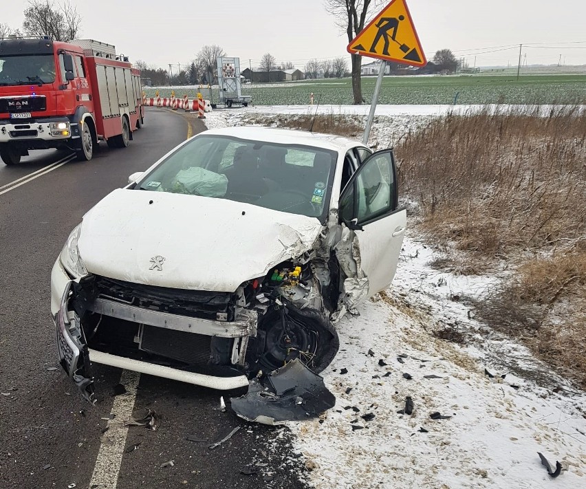 Samochód osobowy zderzył się z ciężarówką na trasie Lublin–Kraśnik. Występowały utrudnienia w ruchu