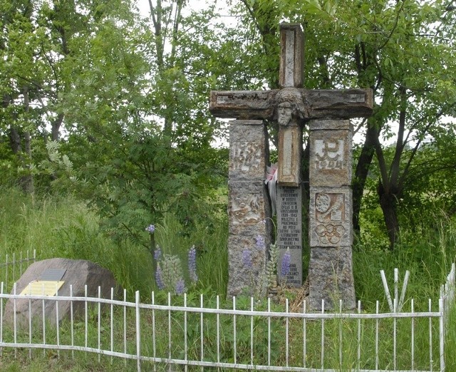 Pomnik ku czci kilku tysięcy polskich oficerów w Kłominie koło Bornego Sulinowa. Trzymano tu też powstańców warszawskich. Francuzi z obozów w Wojęcinie i w Ustce nie doczekali się nawet tablic pamiątkowych.  Podobnie dwaj Amerykanie zabici w Gąbinie.