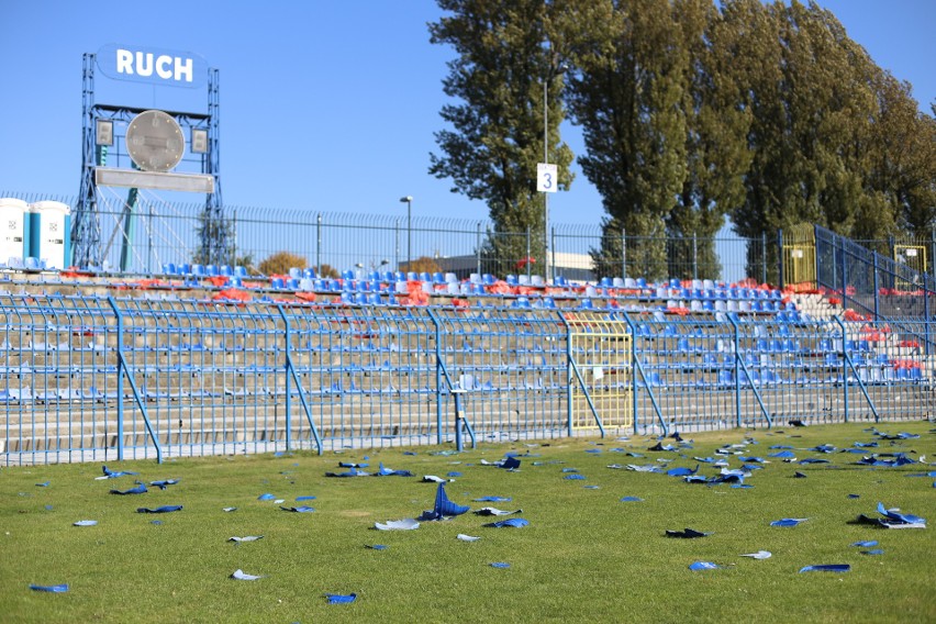 Zniszczone krzesełka na stadionie Ruchu Chorzów