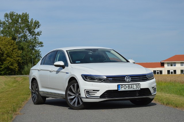 Volkswagen Passat GTE Napęd Passata GTE opiera się na dwóch silnikach - benzynowym i elektrycznym. Ten pierwszy to jednostka 1.4 TFSI (z turbodoładowaniem) generująca moc 156 KM i moment obrotowy o wartości 250 Nm. Silnik elektryczny ma moc 85 kW (115 KM) i 400 Nm momentu obrotowego. Razem moc zespołu napędowego to 218 KM. Napęd na przednie koła jest przekazywany za pośrednictwem sześciostopniowej, automatycznej skrzyni biegów DSG.Fot. Wojciech Frelichowski