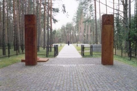 Wejście na teren Polskiego Cmentarza Wojennego w Katyniu