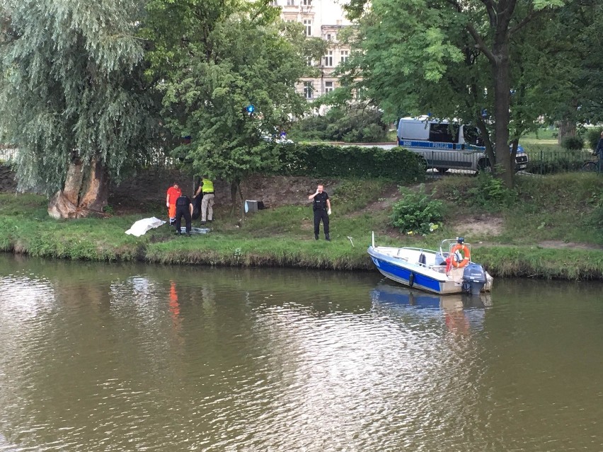 Ciało mężczyzny wyłowione z Odry w centrum miasta