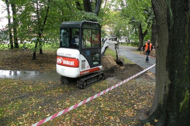 W kilku miejscach miasta można spotkać maszyny, które robią wykopy pod nową sieć światłowodową.