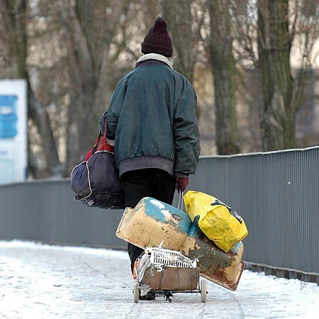 Po opuszczeniu noclegowni bezdomni wolą spędzać czas na ławkach i ogródkach działkowych