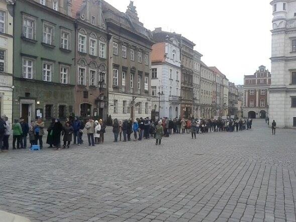 Olbrzymia kolejka na Starym Rynku - poznaniacy czekają na...