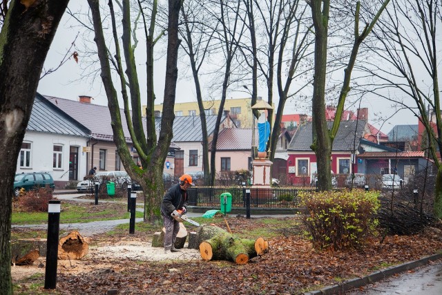 Trwają prace modernizacyjne na placu kardynała Wyszyńskiego w Przysusze.