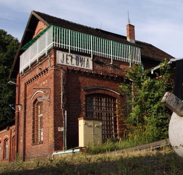 Na stacji w Jełowej pociąg Hitlera stał przez 3 dni. To tu w dniach 9-11 września 1939 roku odbyła się jedna z najmniej znanych konferencji wojennych "złotych bażantów" III Rzeszy.