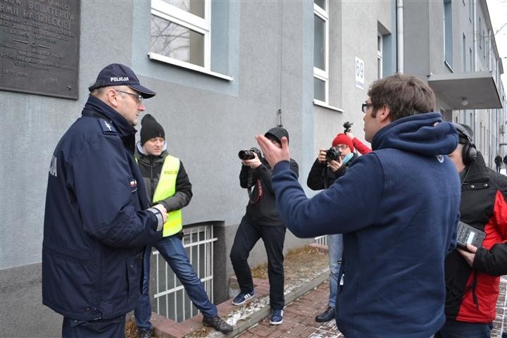 Częstochowa: Poseł Jaskóła przepychał się z policją, która broniła tablicy z sierpem i młotem