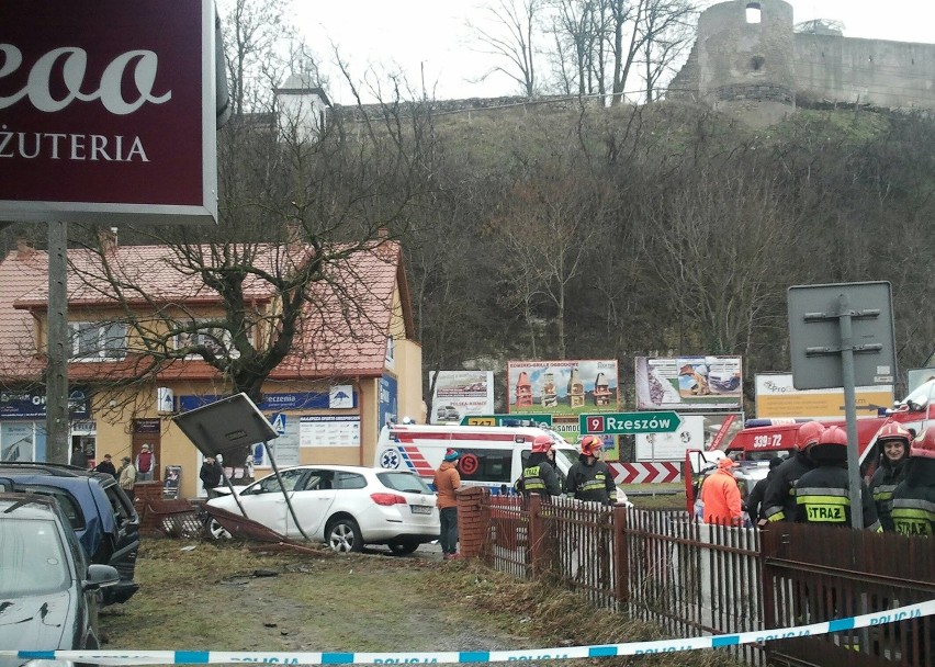 Wypadek w Iłży. Kobieta i 2,5-letnie dziecko w szpitalu