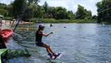 Tłumy na Stawikach w Sosnowcu. Pełno plażowiczów i spacerowiczów. Niektórzy spróbowali swoich sił na wakeboardzie. A dystans społeczny? 