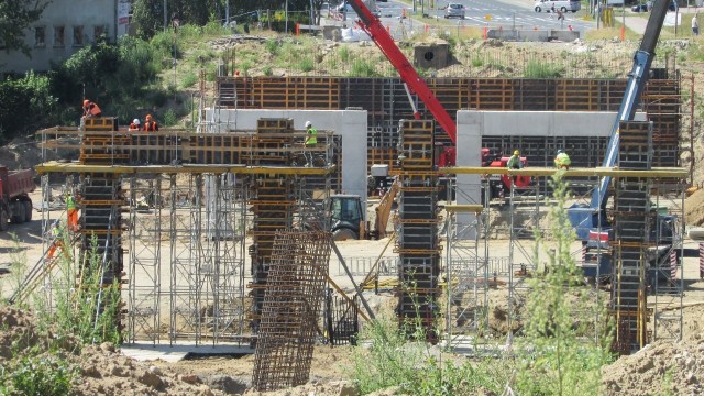 Prace na budowie wiaduktu w ciągu al. Monte Cassino w Koszalinie trwają
