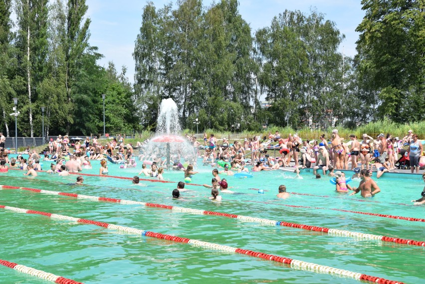 Na kąpielisko „Skałka" w Świętochłowicach pełno ludzi