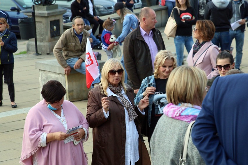 Manifestacja antycovidowców w Lublinie. Tłum ludzi bez maseczek przeszedł przez miasto. Zobacz