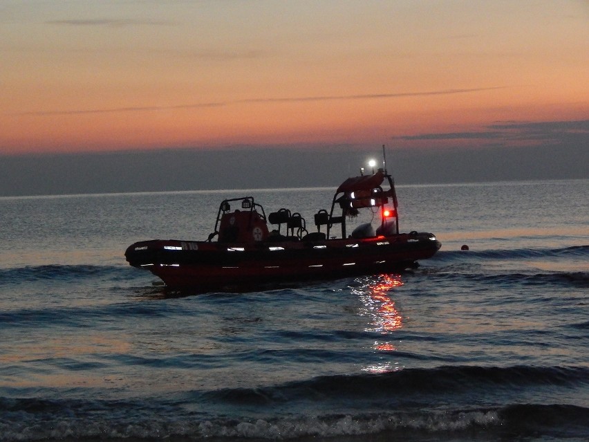 Wyciąganie jachtu Nautilio z wody na plaży wschodniej w...