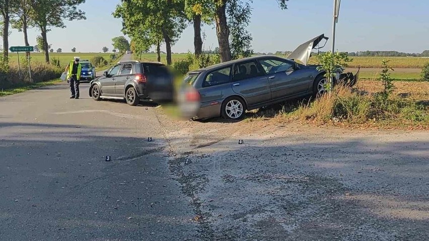 Wypadek w Szwelicach, gm. Karniewo. Zderzyły się dwa samochody osobowe