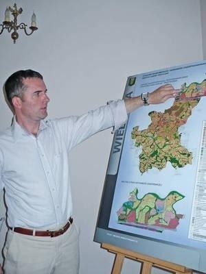 Burmistrz Artur Kozioł pokazuje obszary, które gmina stara się od początku roku 2009 przekwalifikować z rolnych na budowlane oraz usługowo-komercyjne Fot. Jolanta Białek