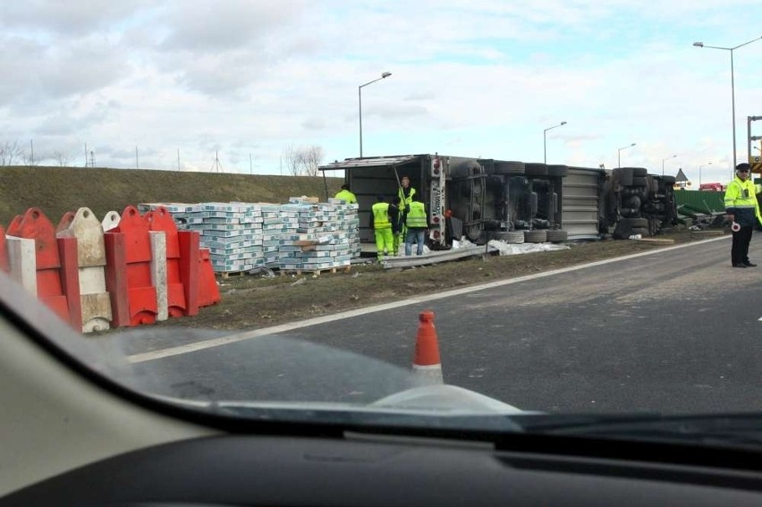 Wypadek na A2: W Krzesinach przewróciła się ciężarówka