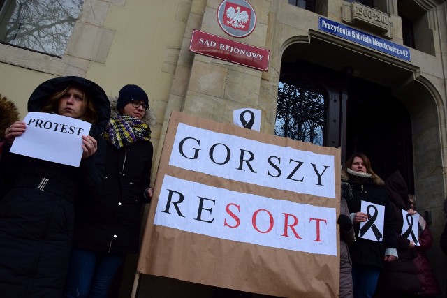 Pracownicy Sądu Rejonowego w Inowrocławiu wznowili protest. Dziś w samo południe znów wyszli przed budynek. Domagają się podwyżek. - Jest to kontynuacja naszego grudniowego protestu. Wówczas związki zawodowe bez zgody pracowników sądownictwa podpisały porozumienie z ministerstwem i z rządem. Zgodziły się na podwyżki w wysokości 5 procent wynagrodzenia, czyli około 100 złotych brutto - tłumaczą pracownicy sądowej administracji z Inowrocławia. - Protestujemy, ponieważ domagamy się podwyżki w wysokości 1000 złotych brutto. Nie jest to kwota wygórowana, ponieważ pensje pracowników sądów nie są podwyższane i waloryzowane od 2008 roku - informują.Podkreślają, że większość pracowników zarabia mniej niż 2000 złotych netto. - Mamy dość traktowania nas jak taniej siły roboczej. Nasze wynagrodzenia nie są adekwatne do wykonywanej oraz bardzo odpowiedzialnej pracy. Poziom życia i koszt utrzymania rodziny przekracza uzyskiwane przez nas od wielu lat bardzo niskie dochody - mówią. Tłumaczą, że wielu pracowników odchodzi z pracy. W ich ślady chcą iść kolejni. - Nowi pracownicy nie gwarantują szybkiego i sprawnego załatwienia spraw obywateli - podkreślają.Dziś wyszli przed sąd z transparentami "Gorszy resort" i "Bez nas sądy nie istnieją". Protestowali w trakcie przerwy śniadaniowej. Zamierzają tak postępować codziennie do momentu uchwalenia ustawy okołobudżetowej. Nie będą również za darmo pozostawać w pracy po godzinach urzędowania sądu. - Jeżeli ministerstwo nie dojdzie z nami do porozumienia, będziemy kontynuowali, a nawet poszerzali naszą akcję protestacyjną - tłumaczą. W grę wchodzi również strajk włoski, czyli drobiazgowe i szczegółowe wykonywanie swoich obowiązków, co wydłużać będzie proces przygotowania materiałów. W planach jest również akcja pod nazwą "walentynki", czyli wysyłanie listów do ministrów.Przed sądem pojawił się również transparent z napisem "Stop nienawiści". Nawiązuje on do niedzielnych wydarzeń w Gdańsku. - Solidaryzujemy się z Gdańskim, składamy wyrazy współczucia rodzinie i najbliższym z powodu tragicznej śmierci prezydenta Adamowicza - tłumaczą.Tak pracownicy sądu w Inowrocławiu protestowali w grudniu: