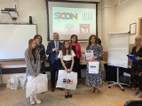 Uczennice Szkoły Podstawowej numer 2 w Jędrzejowie z sukcesem w konkursie wojewódzkim. Julia i Karolina zajęły 2 miejsce